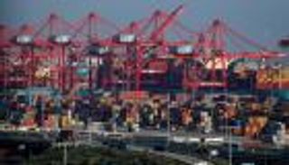 أمريكا.. العجز التجاري يتراجع وانخفاض طلبات إعانة البطالة