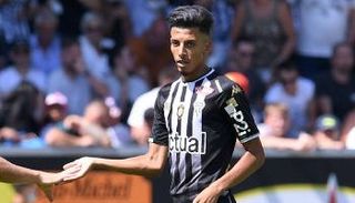 عز الدين أوناحي لاعب فريق أنجيه الفرنسي ومنتخب المغرب