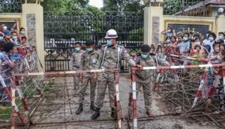 أسر مساجين أمام سجن إنسين في ميانمار- أرشيفية