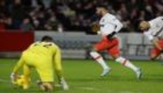 حول الحارس إلى تمثال.. بن رحمة يصدم فريقه السابق بهدف خيالي (فيديو)