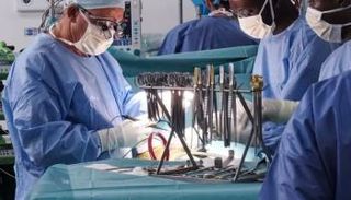 أطباء داخل غرفة عمليات- تعبيرية