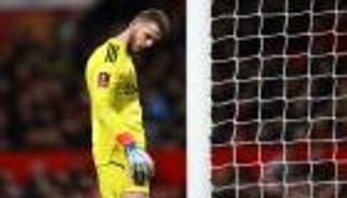 "يتناول الكحول".. خطأ كوميدي يفجر سخرية الجماهير من دي خيا (فيديو)