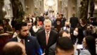 فوز مكارثي المفخخ.. قبضة ضعيفة على أغلبية جامحة