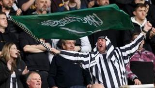جماهير نيوكاسل يونايتد بالعلم السعودي