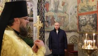 الرئيس الروسي فلاديمير بوتين خلال قداس عيد الميلاد