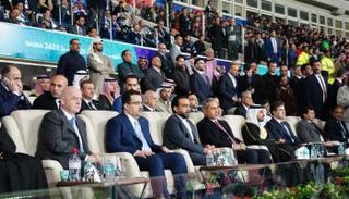 السوداني والحلبوسي ورئيس اتحاد الفيفا خلال افتتاح خليجي 25