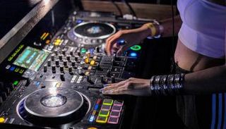 منسقات أسطوانات مصريات يشعلن حلبات الرقص