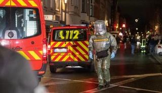 عنصر من الشرطة يرتدي زي واقي من الهجمات الكيميائية