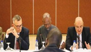 جانب من اجتماع سابق للآلية الثلاثية