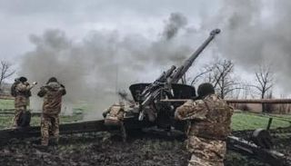 جنود أوكرانيون يطلقون نيران المدفعية على جبهة بيسكي في إقليم دونيتسك - أرشيفية