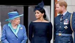 الملكة الراحلة إليزابيث وميغان والأمير هاري على شرفة قصر باكنغهام عام 2018 