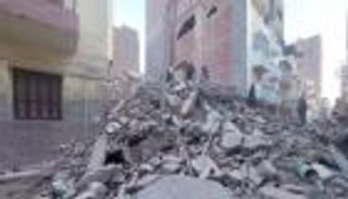 "مكالمة من تحت الأنقاض" تعيد مصرية للحياة بعد انهيار منزلها