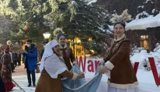 حلوى وورود في استقبال وفد المجلس العالمي للمجتمعات المسلمة