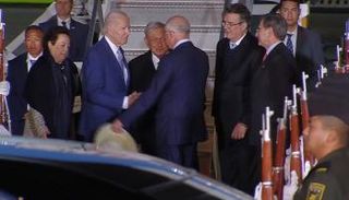 بايدن يصل إلى المكسيك