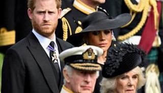 الأمير هاري ووالده الملك وزوجته والملك كاميليا- رويترز