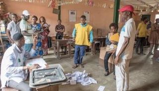 مراقبون بمكتب اقتراع في كوتونو- بنين