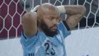 "هفوة" حارس الجزائر تمنح الأهلي السعودي هدية ثمينة (فيديو)