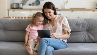 طفلة تشاهد مع أمها كيف تستخدم طفاية الحريق - أرشيفية