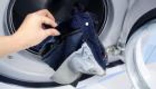 الطريقة الصحيحة لغسل الجينز.. احذر من السخونة