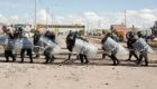 دماء على أبواب مطار خولياكا.. 17 قتيلا من معارضي رئيسة بيرو