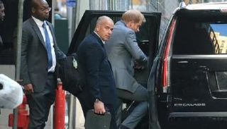 هاري برفقة حراسة مسلحة