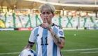 وشمه يزين ساقها.. من هي الأرجنتينية ياميلا رودريجيز عاشقة رونالدو؟