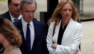  برنار أرنو في صحبة ابنته دلفين. رويترز