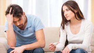 زوجة تخبر زوجها بحملها