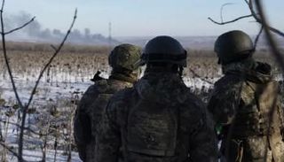 جنود أوكرانيون يشاهدون الدخان يتصاعد خلال القتال ضد القوات الروسية في سوليدار 