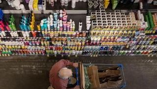 شخص يدفع عربة تسوق داخل سوبر ماركت في مانهاتن - رويترز