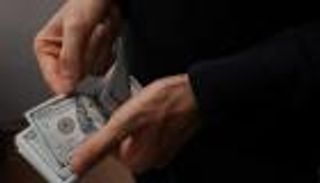 سر تقلبات الدولار في مصر.. مؤسسات أجنبية تغذي البنوك بملايين "خضراء"