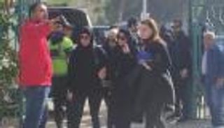 انهيار الفنانة ريم البارودي في جنازة والدها (صور)