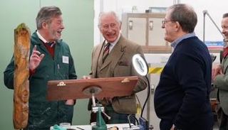 الملك تشارلز يبدو سعيدا وهو يتحدث لفريق أنشطة خيرية