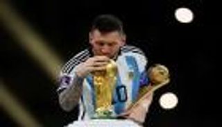 لتخليد إنجاز كأس العالم.. قميص ذهبي لميسي (صور)