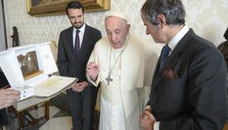  رافائيل غروسي والبابا فرنسيس