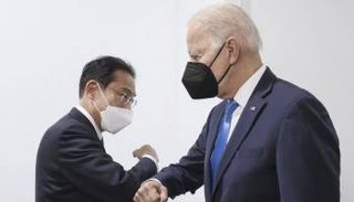 جو بايدن وفوميو كيشيدا 