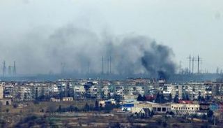 الدخان يتصاعد من آثار قصف ببلدة سوليدار