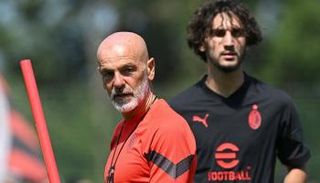 ستيفان بيولي مدرب ميلان وياسين عدلي