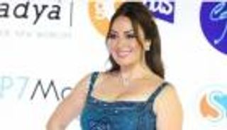 نرمين الفقي تظهر بتنورة قصير في إطلالة شبابية