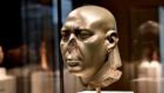 تمثال فرعوني من حجر لا يمكن نحته.. حقيقه صنعه بـ"آلات خرافية"