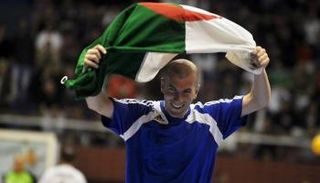 زيدان بعلم الجزائر