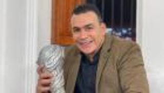 بطريقة ميسي.. عصام الحضري يتحول لعارض أزياء في خليجي 25 (فيديو)