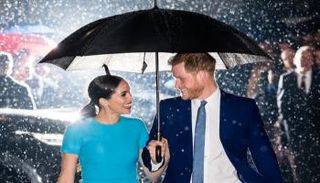 هاري وميغان يسيران تحت الأمطار - أرشيفية