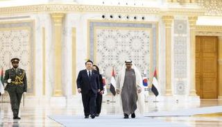 جانب من استقبال الشيخ محمد بن زايد آل نهيان لرئيس كوريا الجنوبية