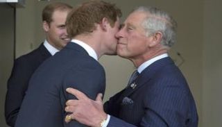 الملك تشارلز الثالث والأميران هاري ووليام