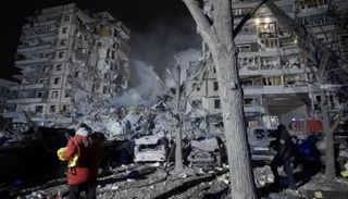 مبنى في دنيبرو دمر بضربة صاروخية روسية - أ ف ب