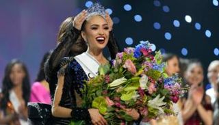 آر بوني غابرييل ملكة جمال الكون 2022