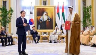 الشيخ محمد بن زايد آل نهيان رئيس دولة الإمارات ورئيس كوريا خلال تبادل الاتفاقيات