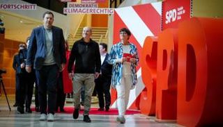 المستشار الألماني أولاف شولتز يتوسط قيادات الحزب الحاكم