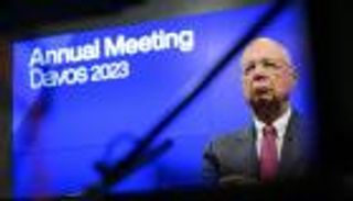 كلاوس شواب مؤسس "دافوس".. نصف قرن من بحث أزمات العالم الاقتصادية 